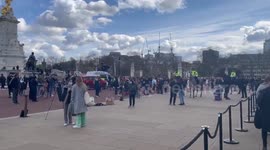 UK: Prince Philip Dies, People Start Gathering And Lay Flowers At Buckingham Palace 2
