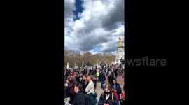 UK: Prince Philip Dies, People Gather And Pay Tribute At Buckingham Palace 3