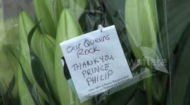 Mourners leave messages outside Buckingham Palace thanking Prince Philip for his service