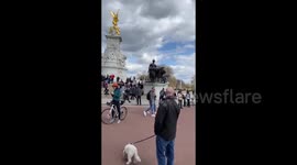 People start gathering and laying flowers at Buckingham Palace, London