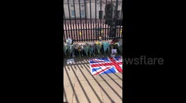 UK: Prince Philip Dies, People Gather And Pay Tribute At Buckingham Palace 5