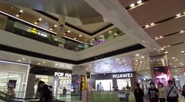Huawei store is getting more and more like Apple Store, a Chinese Huawei store in shopping mall in China