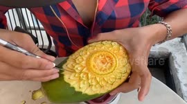 Skillful Vietnamese sculptor carves beautiful flower out of papaya