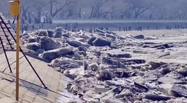 Huge chunks of ice wash up on river's shore as temperature rises in northern China