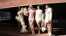 Performance de Roberto de Verino en el Jardín Vertical de CaixaForum y sesión de fotos Juana Martín para inmortalizar su colección de Alta Costura