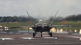F-22 fighter jet pilot performs insane vertical take-off leaving spectators stunned
