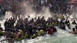 Massive crowds join religious ceremony in India despite a spike in coronavirus cases