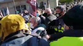 Basque autonomic police fires gun into the air at workers strike