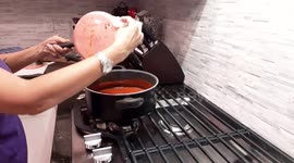 US woman reveals kitchen hack as she cleans utensils with tomato sauce