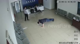 Retired Chinese soldier does 100 push-ups to resolve conflict at police station