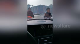 Elderly people stop wedding car to ask for money and cigarettes in central China
