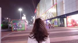 Pedestrians' hair stands on end when walking past square in southern China