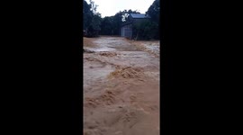 A sudden flash flood split many areas in the north of Vietnam