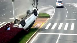 Seat belt saves motorist's life after car slams into street light in China