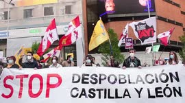 Decenas de jóvenes se concentran en la plaza de Callao en Madrid contra la despoblacion de Castilla y León