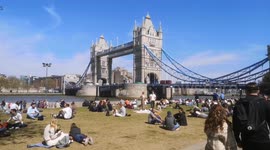 Temperatures soar to 19C as Londoners enjoy mini-heatwave