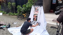 REJECT MYANMAR'S MILITARY Ruthlessness, TENS OF ACTIVISTS HELD THEATERICAL DRY LEAVES SOW AND GOES BIKE TO ASEAN BUILDINGS