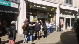 Londoners Enjoy The Sun In Greenwich