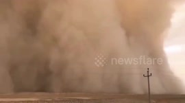 Giant wall of sand shrouds Chinese city