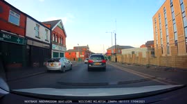 Car completely ignores red light and then turns the wrong way