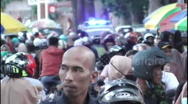 Crowded at breaking fast markets ignoring the Covid-19 health protocol