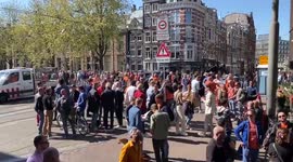 Masses of maskless people celebrate King’s Day in Amsterdam