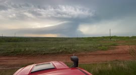 Watch as stormchaser captures stunning time-lapse footage of supercell thunderstorm over Texas