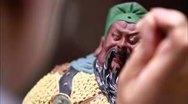Last Step of Creating Clay Figures: Painting Demonstrated by Zhang Yu, the sixth-generation inheritor of Clay Figure Zhang