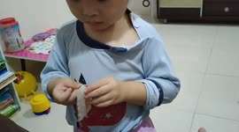 Heartwarming moment of toddler helps dad bandage wound with handiplus