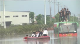 Coach passengers saved from China flood