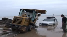 Trapped vehicles pulled from sand in China