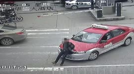 Taxi driver tries to hide license plate from cameras