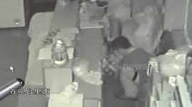 入室盗窃收获不大 吧台内大便