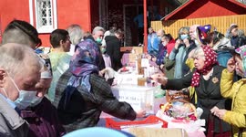 Orthodox Christians in Russia go to church on the eve of Easter despite pandemic