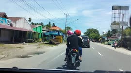 May i lead you on this road ma'am? I was surprised when the turn signal suddenly turned left right
