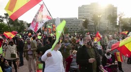 Vox cierra en Colón la campaña de la xenofobia y la provocación con el reto de sumar junto a Ayuso.