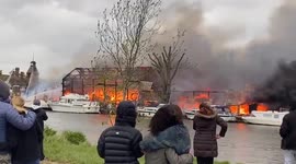 UK: Massive Fire Erupts On Platt’s Eyot Island On River Thames In Hampton 2