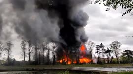 UK: Massive Fire Erupts On Platt’s Eyot Island On River Thames In Hampton