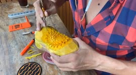 Vietnamese man carved the beautiful sunflower from pumpkin