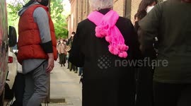 Largas colas para votar en los colegios en las elecciones por la alcaldía de Madrid 2021