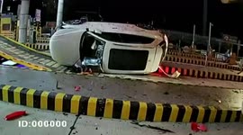 Speeding vehicle crashes into tollgate leaving four injured in southern China