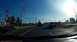 Piece of metal flies of truck and smashes into car windscreen behind