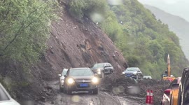Landslide crashes down onto road seconds after cars drive past in southern China
