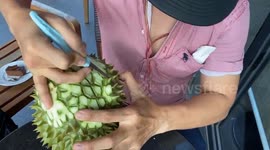 Watch this Vietnamese sculptor carve lotus flower into a durian fruit