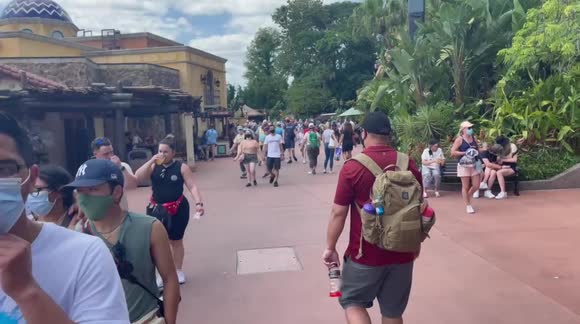 Covid 19 crowd at Disney World during pandemic