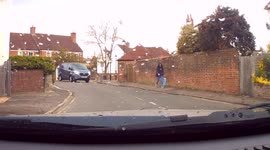 Dashcam Footage: NEAR MISS. Driver approaches roundabout and doesn't give way to right, nearly causing crash!