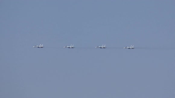 Military flypast over St Petersburg as Russia celebrates Victory Day