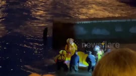UK: Whale Stranded Under Bridge In Richmond Lock 5