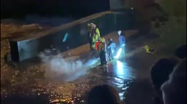 UK: Whale Stranded Under Bridge In Richmond Lock 6