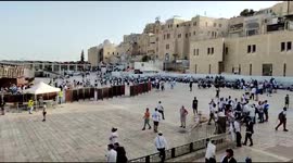 Hundreds flee as air raid siren goes off during Jerusalem Day at the Western Wall